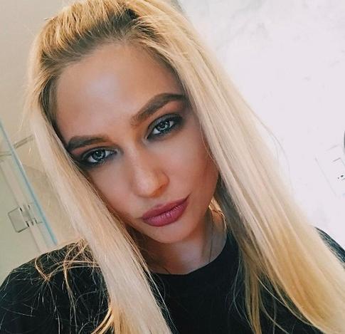 Актриса Наталья Рудова чуть не потеряла верх от купальника