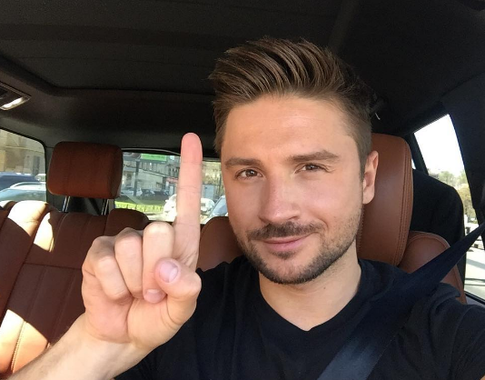 Лазарев оценил прелести владимирской фанатки