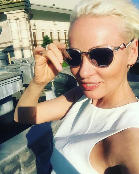 Зачем Жанна Эппле выбрасывает одежду