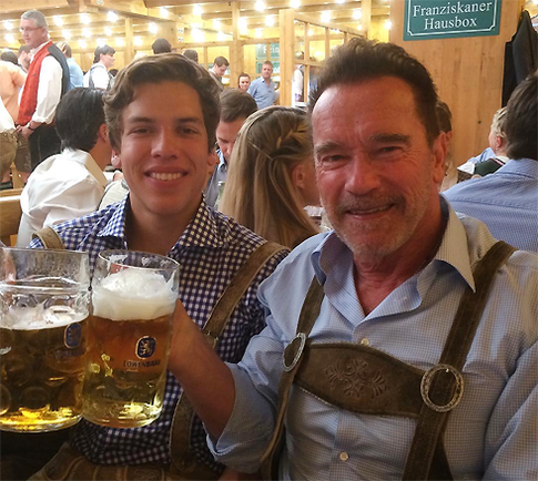 Внебрачный сын Шварценеггера стал очень похож на отца в молодости