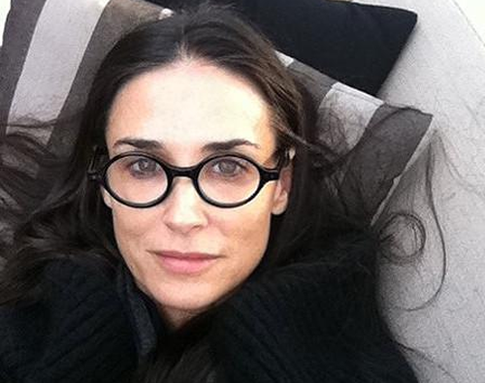 Стресс отнял у Деми Мур передние зубы