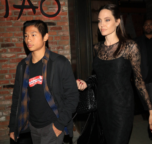 Сын Джоли уверен, что маме еще повезет в любви