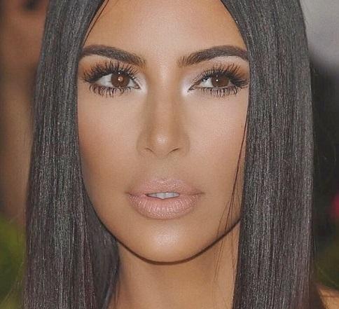 Ким Кардашьян упаковали в пленку