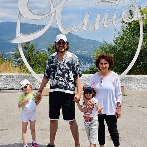 Филипп Киркоров учит детей родину любить