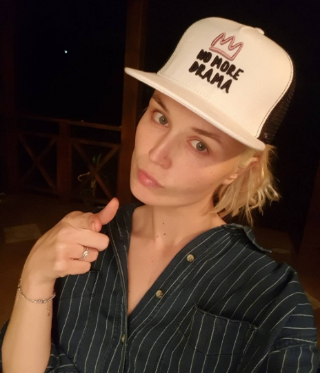 Гагарина взяла 3-месячную дочь во Францию