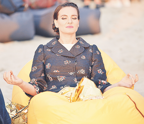 Елена Исинбаева начала медитировать на глазах у фотографов