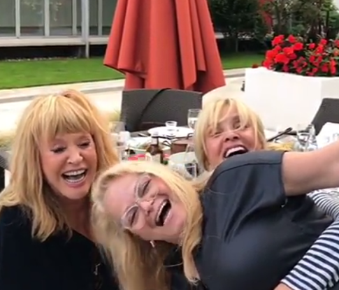 Галкин распевался за столом с Пугачевой, Долиной и Вайкуле