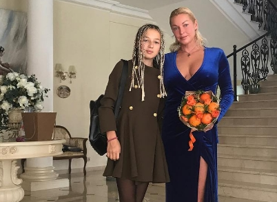 Волочкова встретилась с Вдовиным и Демидовой на дне рождения дочери