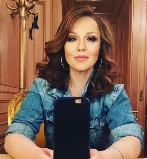 Джанабаева восхитила поклонников смелым декольте