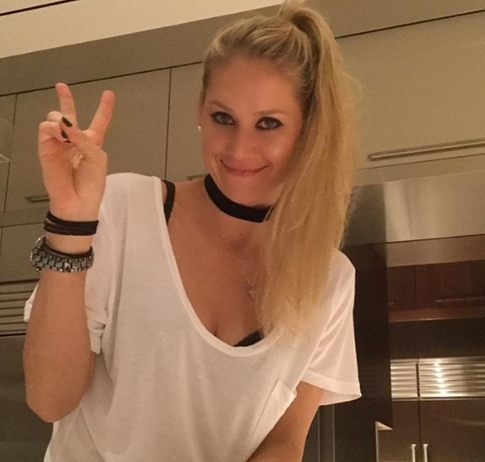 Курникова поразила фигурой после рождения близнецов