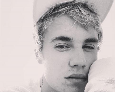 Джастин Бибер в черепах и с Библией