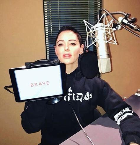 Звезда «Зачарованных» описала преступление Вайнштейна в мемуарах