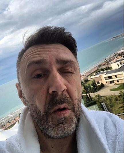 «Туристическое отупение»: Шнуров отказывается от сигарет