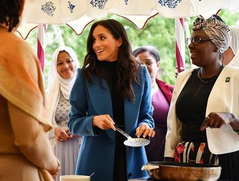 Меган Маркл вышла в свет с округлившимся животом