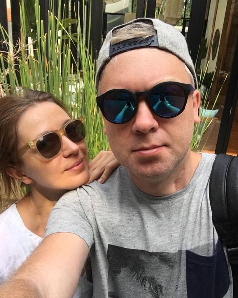 Светлаков пришел на премьеру с женой