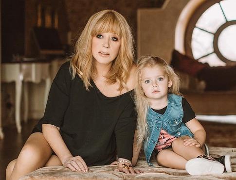 Алла Пугачева станцевала под собственную песню для друзей