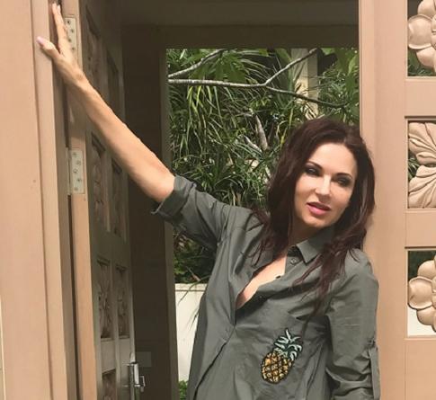 Эвелина Бледанс в купальнике