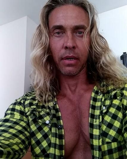 Эксцентричное поздравление женщинам от Тарзана