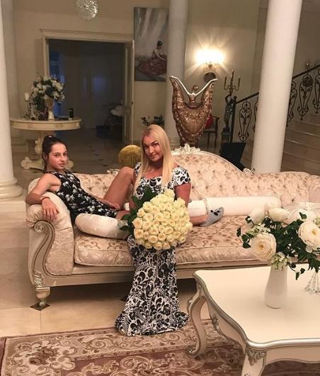 Волочкова устраивает для дочери посиделки с кальяном