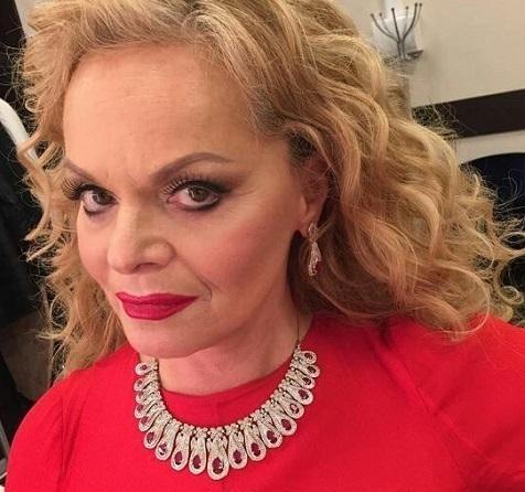 Долина вышла в свет с подросшей внучкой