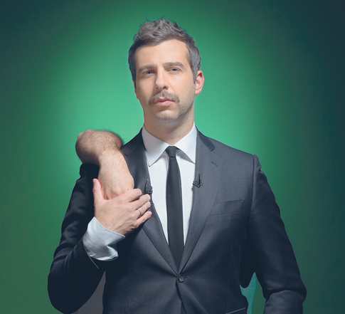 Зачем звезды примерили усы