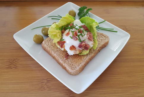 Яйцо пашот с хамоном, сыром «Домашний» и зеленым салатом на тосте