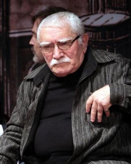 Армен Джигарханян служит театру с «Честью и достоинством»