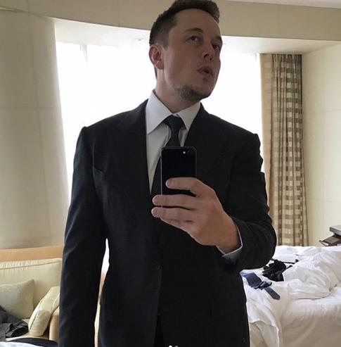 Возлюбленная поздравила Илона Маска на русском