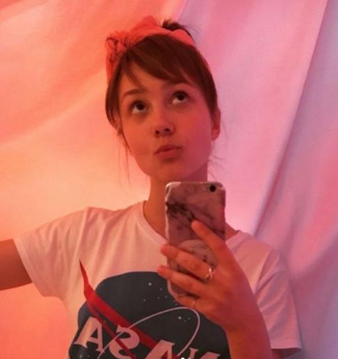 Несовершеннолетняя звезда «Папиных дочек» публикует в соцсети откровенные фото