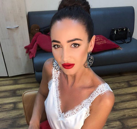 Бузова интригует подписчиков помолвочным кольцом