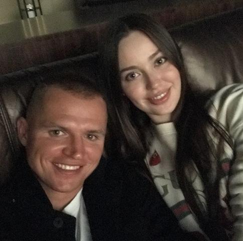 Тарасов забрал жену с дочкой из роддома