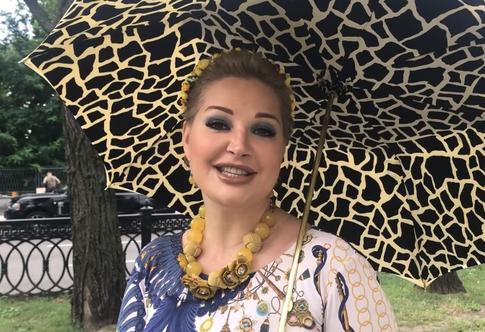 Максакова вышла на теннисный корт в дерзком мини