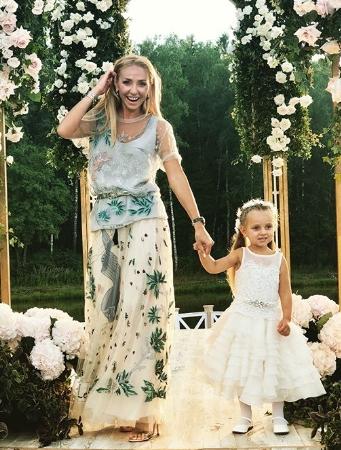 Навку засняли на пляже с округлившимся животом