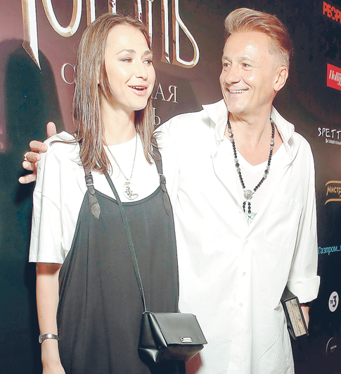 Олег Меньшиков вышел в свет с изменившейся женой