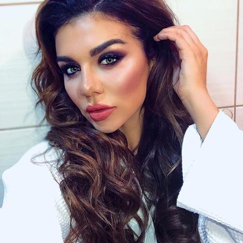 Анна Седокова рыдает из-за жующей публики