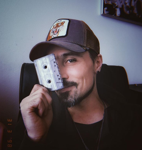 От всей души: какими странными подарками радуют знаменитостей поклонники