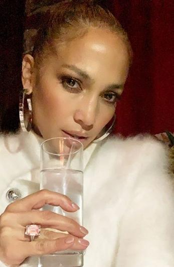 Дженнифер Лопес прошлась по Нью-Йорку в свадебном платье