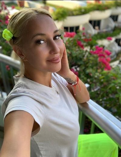 «Ты на елку собралась?»: Кудрявцева показала подписчикам годовалую дочь