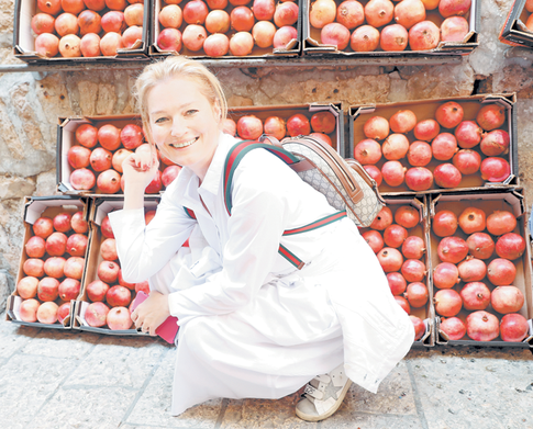 Виктория Толстоганова решила позировать на фоне гранатов