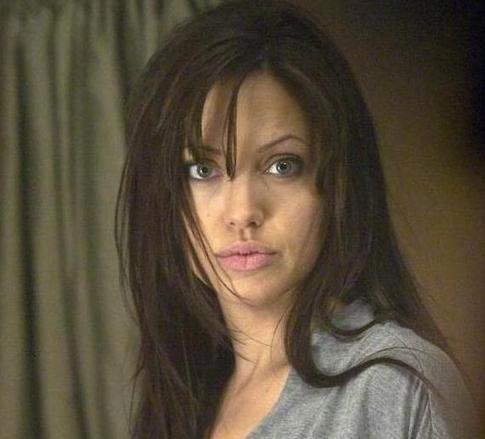 Джоли мечтает уехать из Америки