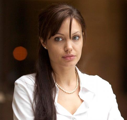 Джоли эвакуировали со съемочной площадки из-за бомбы времен ВОВ