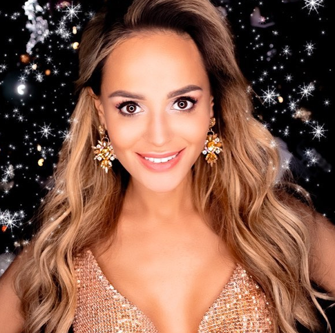 Калашникова поздравила с Днем всех влюбленных