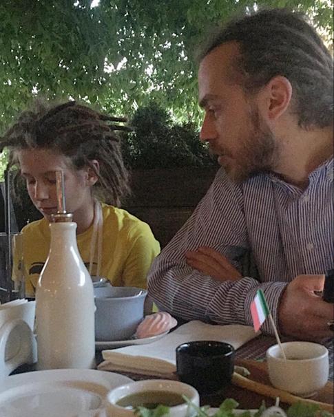 Сын Децла предостерег поклонников отца