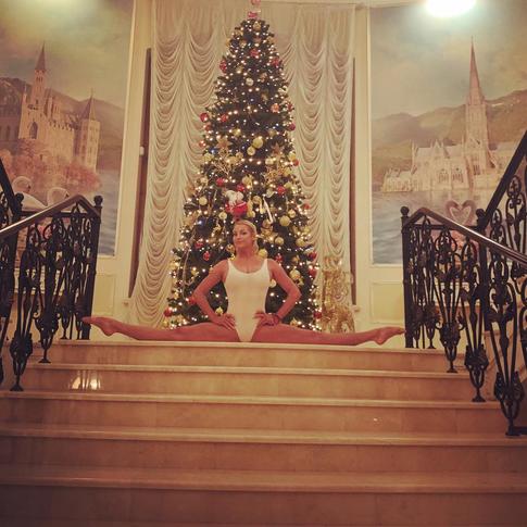 Волочкова меряет дом шпагатом