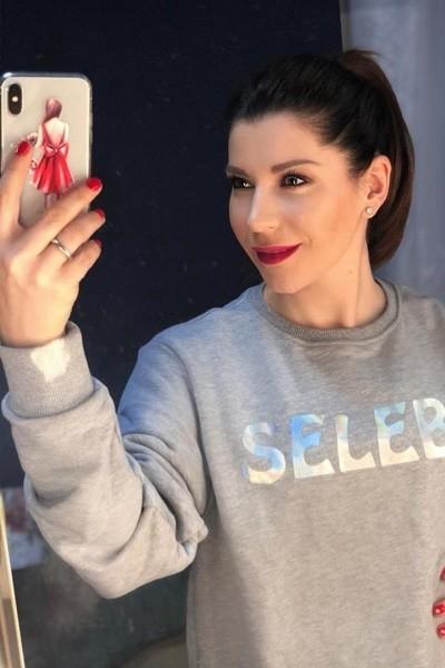 Екатерина Волкова провалилась под театральную сцену