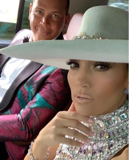 Дженнифер Лопес опубликовала фотографии своей помолвки