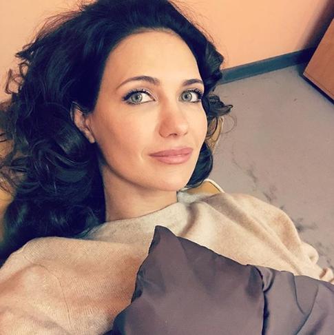 Климова позировала десятилетнему сыну в прозрачном платье