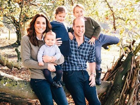 Принц Уильям учится делать прическу своей дочери