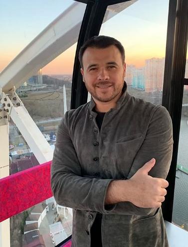 Агаларов учит плавать четырехмесячную дочь