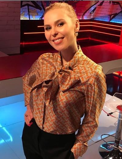 Пелагея больше не прячет лицо двухлетней дочери